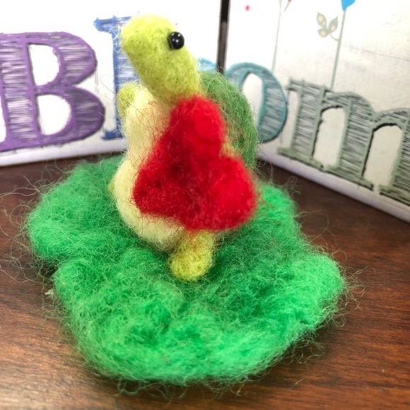 Needle Felted turtle handmade holding heart unique sweet gift collectable - Picture 7 of 10